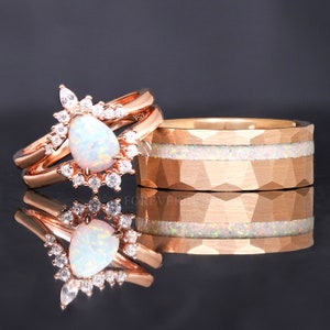 Sie und Ihn Weiß Feueropal Ring Set, Passende Paar Ringe, Sterling Silber und Rosegold Wolfram, Gehämmert, Einzigartige Verlobungsring Set
