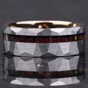 Bague opale de feu noire de 8 mm, bague en tungstène or rose, alliance pour homme, opale noire broyée, pinceau, plat, marteau, coupe confortable, bague unique