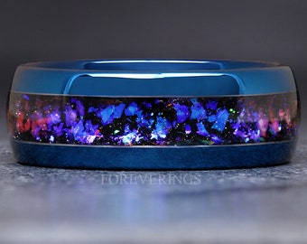 Ring Orionnevel blauw, 8 mm wolfraam band buitenruimte, unieke trouwring heren, blauwe nevelring, koepel, glad gepolijst, ringgravure