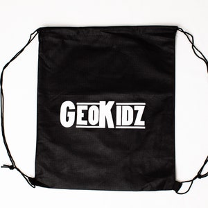 Pode incluir: Saco de cord&atilde;o preto com texto branco que diz "GEOKIDZ".