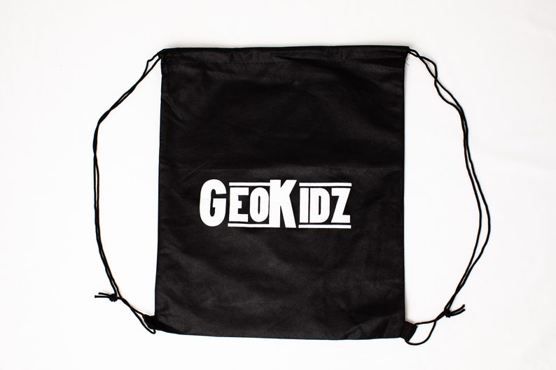 Pode incluir: Saco de cord&atilde;o preto com texto branco que diz "GEOKIDZ".