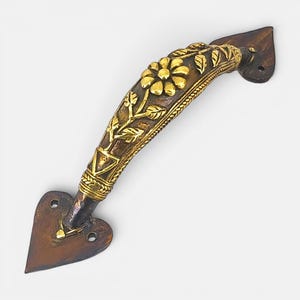 Türgriff aus Messing mit Blumenmuster | Bastar Dhokra Kunst-Türgriff mit Blumenmuster | Handgefertigter 23 cm Türbeschlag – Geschenkidee