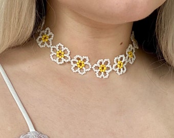 Handgemaakte kralen choker met madeliefjes: witte en gele bloemenketting