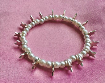 Handmade elastic pearl bracelet with silver stars | Faux pearl bracelet | Elastic bracelet | Beaded bracelet