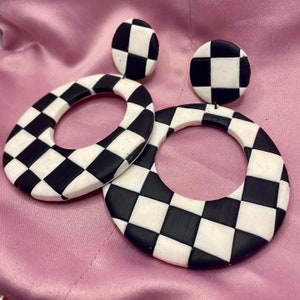 RIESIGE ausgeschnittene runde Polymer Clay Schachbrett Ohrringe in schwarz und weiß
