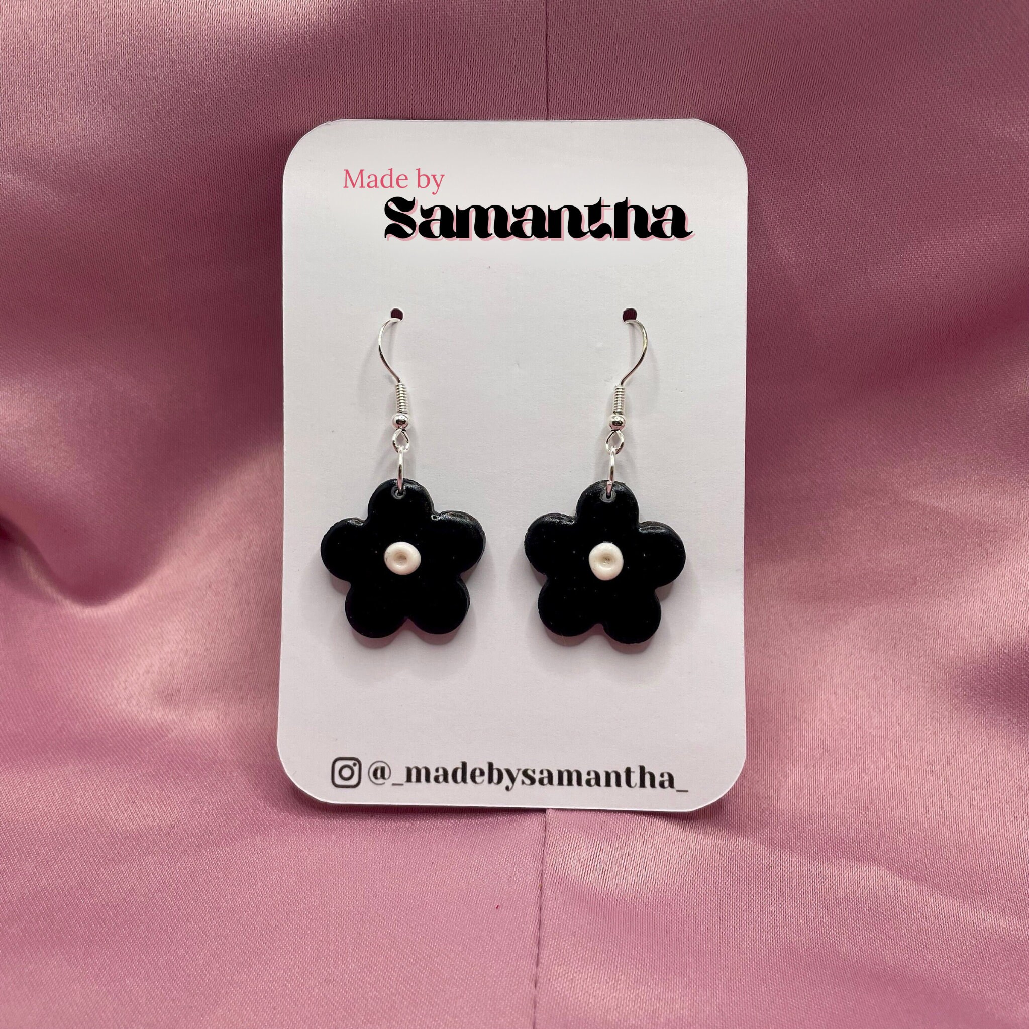 Boucles d'oreilles fleur noire : Boucles d'oreilles pendantes faites main en pâte polymère