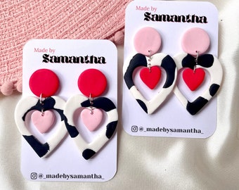 Boucles d&#39;oreilles coeur en pâte polymère à imprimé vache : breloque rose et rouge