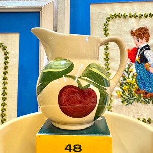 Jarra de manzana vintage de Watt Pottery: decoración rústica de los años 50 pintada a mano