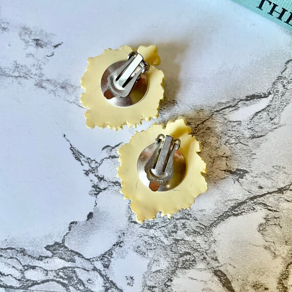 Vintage 1950s Light Yellow Floral Clip On Earring… - image 9