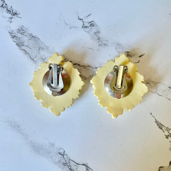 Vintage 1950s Light Yellow Floral Clip On Earring… - image 7