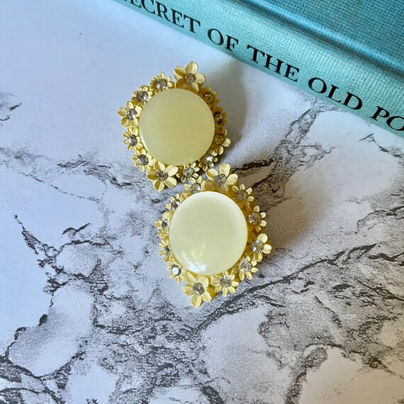 Vintage 1950s Light Yellow Floral Clip On Earring… - image 2