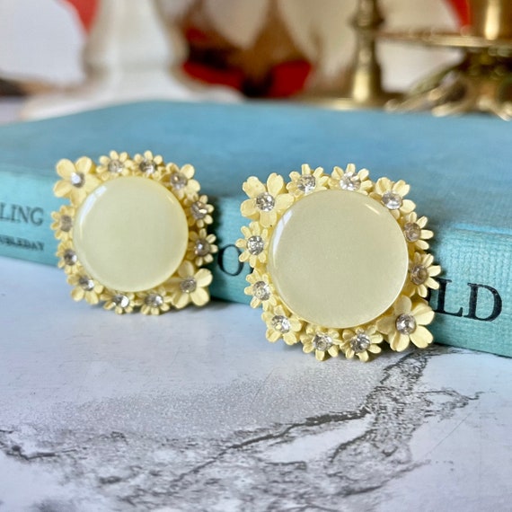 Vintage 1950s Light Yellow Floral Clip On Earring… - image 1