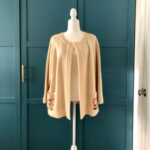 1960s Womens Wool Cream Cardigan Sweater Embroidered Pockets By Dorce Leroy Knitware Size Large