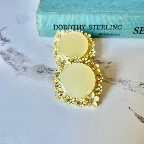 Vintage 1950s Light Yellow Floral Clip On Earring… - image 4