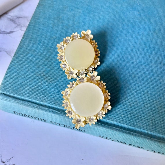 Vintage 1950s Light Yellow Floral Clip On Earring… - image 8