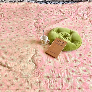 Vintage 1970er Jahre Silky Flower Power Pink Daisy Twin Size Tagesdecke Groovy Floral Bettwäsche Tröster