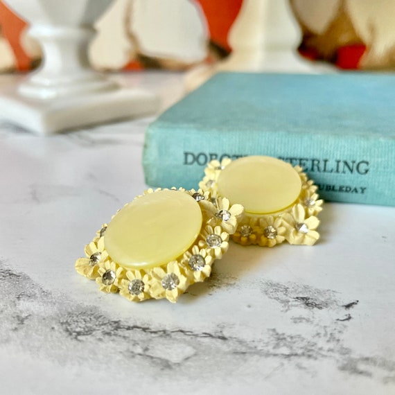 Vintage 1950s Light Yellow Floral Clip On Earring… - image 3
