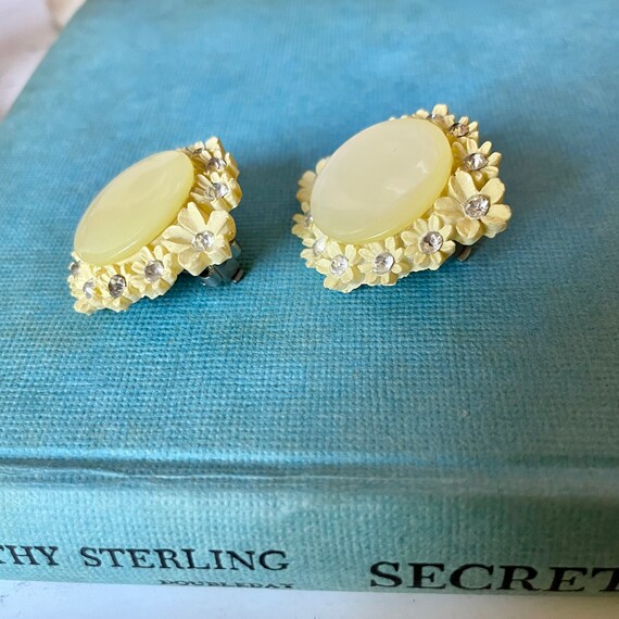 Vintage 1950s Light Yellow Floral Clip On Earring… - image 6