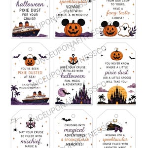 Puede incluir: Un conjunto de nueve etiquetas de regalo rectangulares con ilustraciones de Halloween y cruceros, que incluyen calabazas con forma de Mickey, fantasmas, barcos, castillos, anclas y murciélagos, con frases festivas en texto negro y naranja.