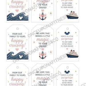 Peut inclure: Un ensemble de neuf étiquettes cadeaux rectangulaires présentant trois motifs distincts avec des navires de croisière bleu marine, des ancres avec des nœuds roses et des vagues bleues. Chaque étiquette porte des textes comme 'From our family to yours, happy cruising!', 'We hope this brings a little magic to your cruise!' et 'Here's a little surprise to add some extra magic to your cruise!' avec des petits cœurs roses et des étoiles dorées.