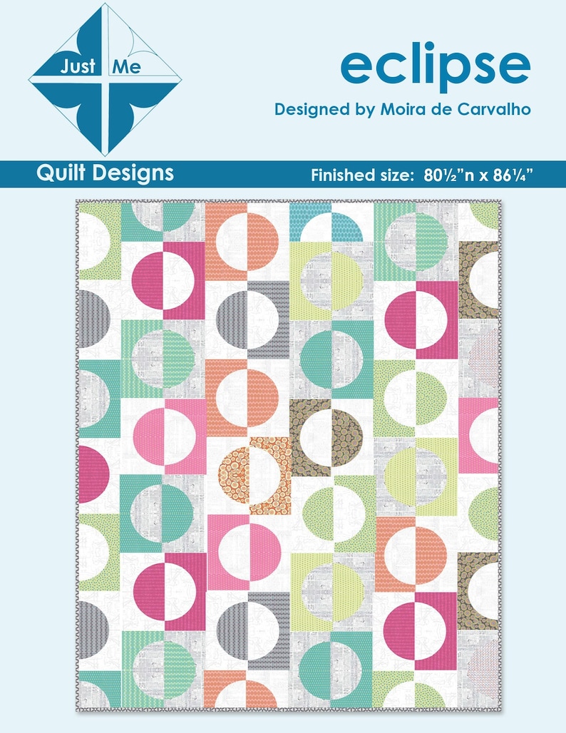 Op de afbeelding: Een quiltpatroon genaamd "eclipse", ontworpen door Moira de Carvalho. Het patroon heeft een geometrisch ontwerp van vierkanten en halve cirkels in tinten roze, oranje, groen, grijs en wit. De afmeting van de afgewerkte quilt is 80 1/2 inch bij 86 1/4 inch.