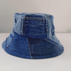 Geüpcycled denim vissershoedje – blauwe patchwork-zonnehoed, boho-festivalhoofddeksels