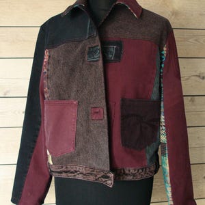 Uniek geüpcycled denim patchworkjack | Donkerrood en zwart