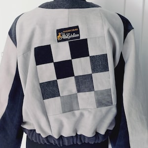 Op de afbeelding: Een rustiek houten bord met de tekst "Welcome to our home" in witte letters. Het bord heeft een verweerde afwerking en een eenvoudig, uitnodigend ontwerp.