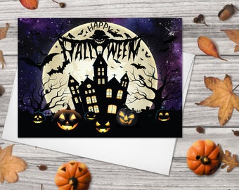 Könnte beinhalten: Eine Halloween-Karte mit einem Spukhaus, einem Vollmond, Fledermäusen und Kürbissen. Die Karte lautet "Happy Halloween".