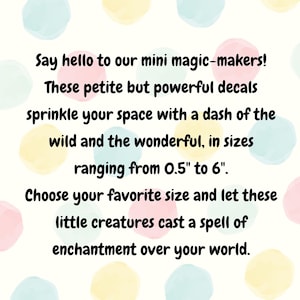 Puede incluir: Un gr&aacute;fico colorido con un fondo de acuarela y texto que dice: "&iexcl;Saluda a nuestros mini magos! Estas calcoman&iacute;as peque&ntilde;as pero poderosas roc&iacute;an tu espacio con un toque de lo salvaje y lo maravilloso, en tama&ntilde;os que van desde 0,5" a 6". Elige tu tama&ntilde;o favorito y deja que estas peque&ntilde;as criaturas lancen un hechizo de encanto sobre tu mundo."