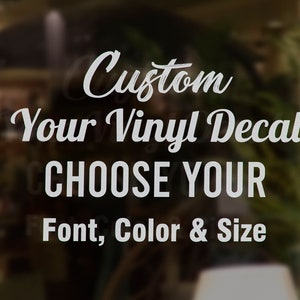Può includere: Adesivo in vinile bianco su una superficie di vetro che dice "Custom Your Vinyl Decal CHOOSE YOUR Font, Color & Size".