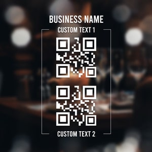 以下が含まれることがあります： 黒の背景に白いQRコード。上に「BUSINESS NAME」と「CUSTOM TEXT 1」、下に「CUSTOM TEXT 2」のテキストがあります。