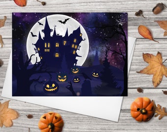Könnte beinhalten: Eine gruselige Halloween-Karte mit einem dunkelblauen Hintergrund und einem Spukhaus, das sich vor einem Vollmond abhebt. Das Haus hat leuchtende Fenster und es liegen Kürbisse mit Fratzen herum, die um die Basis des Hauses herumliegen.