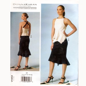 Pode incluir: Um padrão de costura Donna Karan Collection para um conjunto de duas peças. Apresenta um top branco com gola halter e alças pretas, e uma saia preta rodada até ao joelho. Tamanhos: 12-14-16-18-20.