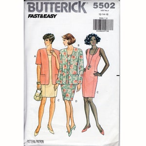 Puede incluir: Un patrón de costura para un vestido y una chaqueta. El patrón es para las tallas 12-14-16. El vestido es sin mangas y tiene un escote redondo. La chaqueta tiene cuello y mangas cortas. El patrón es de Butterick y se llama "Fast & Easy".