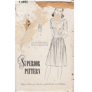 Op de afbeelding: Een vintage naaipatroon voor een jurk met een getailleerd lijfje en een volle rok. Het patroon is voor een junior miss en bevat instructies voor het maken van de jurk. Het patroon is van Superior Pattern en is gemarkeerd met F 6605.