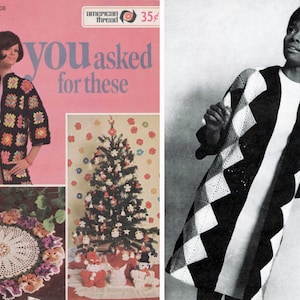 Op de afbeelding: Een vintage haakpatroonboek met een vrouw die een kleurrijk gehaakt jasje draagt, een kerstboom versierd met gehaakte ornamenten en een vrouw die een zwart-wit gehaakt jasje draagt. De omslag van het boek luidt "You asked for these" en "American Thread 35 cents".