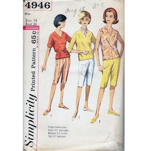Peut inclure: Patron de couture Simplicity numéro 4946 pour un haut sans manches et un short. Le patron est pour une taille 14, tour de poitrine 34. Le patron est imprimé sur un fond blanc avec du texte rouge, jaune et bleu. Le patron comprend trois styles différents de shorts et de hauts. Le patron est pour une demoiselle.