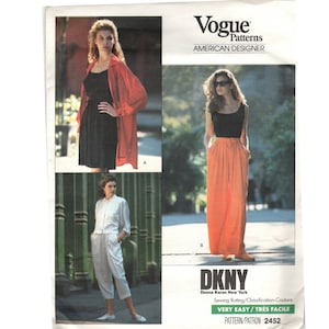 Może przedstawiać: Wzór szycia na czarną spódnicę, czerwoną bluzkę, białą koszulę i pomarańczowe spodnie. Wzór pochodzi od Vogue Patterns i został zaprojektowany przez Donnę Karan New York. Wzór jest oznaczony jako "VERY EASY / TRÈS FACILE" i ma numer 2452.