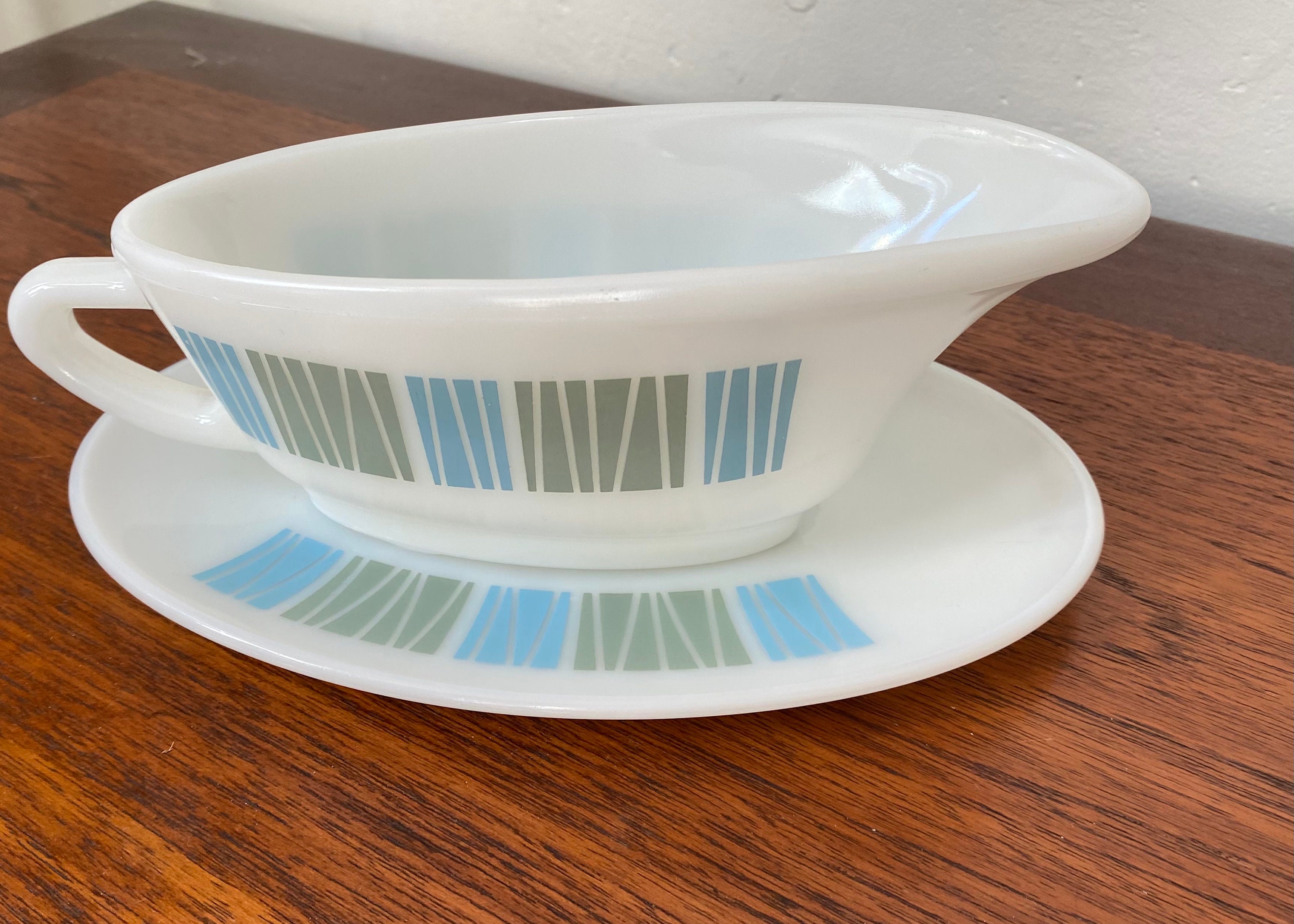 Pyrex gravy boat with saucer 60s matchmaker design white with Etsy