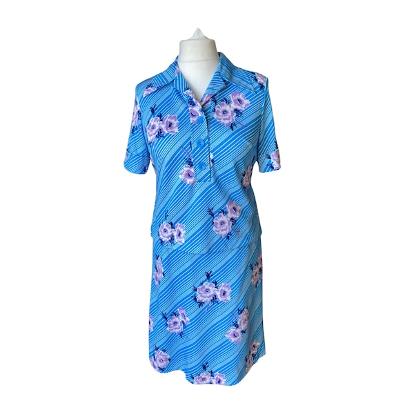 70s Hawaiian style blue and white short sleeved suit/ co ord. Matching vintage skirt and blouse set. Approx  UK size 14 -16