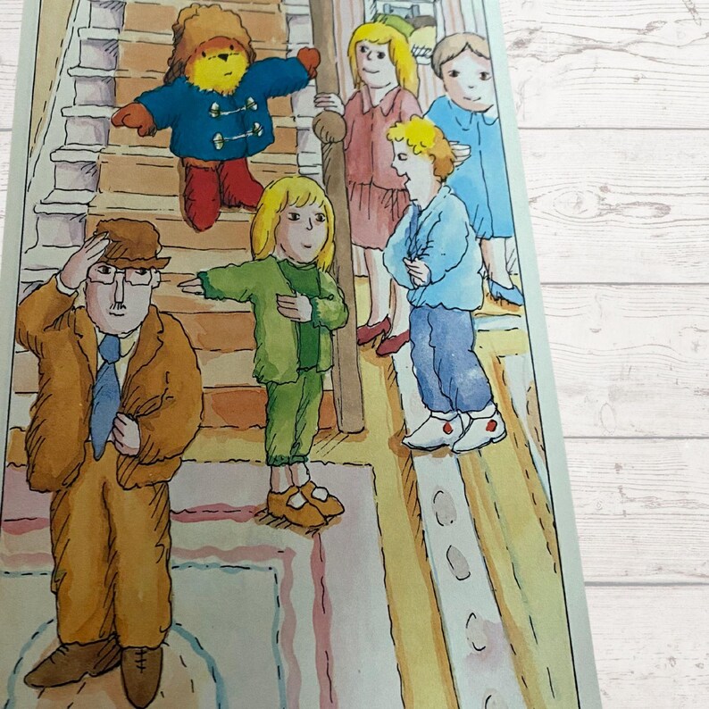 Pode incluir: Uma ilustra&ccedil;&atilde;o em aquarela de um grupo de crian&ccedil;as e um urso de peluche em p&eacute; em uma escada. As crian&ccedil;as est&atilde;o vestindo roupas coloridas e o urso de peluche est&aacute; vestindo um casaco azul. Um homem de terno marrom e chap&eacute;u est&aacute; em p&eacute; na parte inferior das escadas.