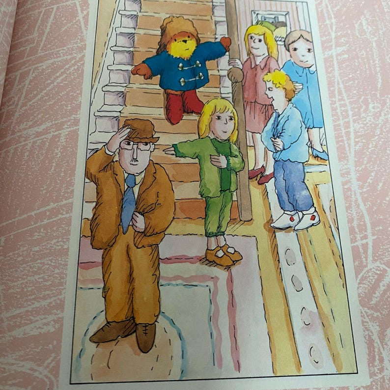 Pode incluir: Um grupo de crian&ccedil;as e um homem de terno marrom e chap&eacute;u est&atilde;o em uma sala com uma escada. Um urso de pel&uacute;cia vestindo um casaco azul est&aacute; na escada. As crian&ccedil;as est&atilde;o vestindo roupas coloridas.