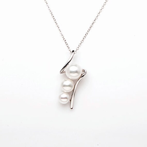 Freshwater pearl pendant. Motte design Etsy