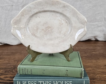 Plato antiguo inglés de loza. Pequeña bandeja ovalada de loza craquelada y manchada.