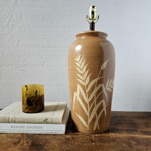 Lámpara de cerámica vintage de acento en marrón con estampado crema. Lámpara de mesa vintage de cerámica.