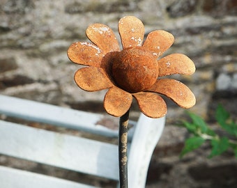 Handmade Rusty Metal Chamomile Flower Sculpture: Garden Art Decoration