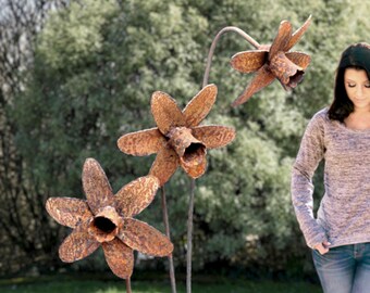 3 Rusty metal Daffodils garden sculptures / garden art decoration / outdoor flower sculpture / plant supports / handmade art - set of 3