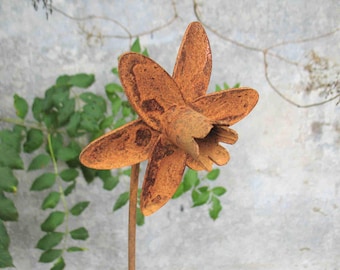 Rusty Metal Daffodil Garden Sculpture: Handmade Outdoor Art