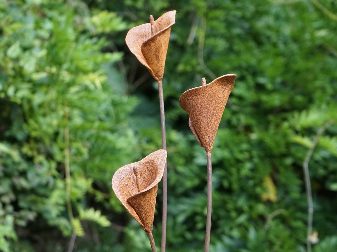 Rusty Metal Calla Lily Flower Sculpture / Garden Art Decoration